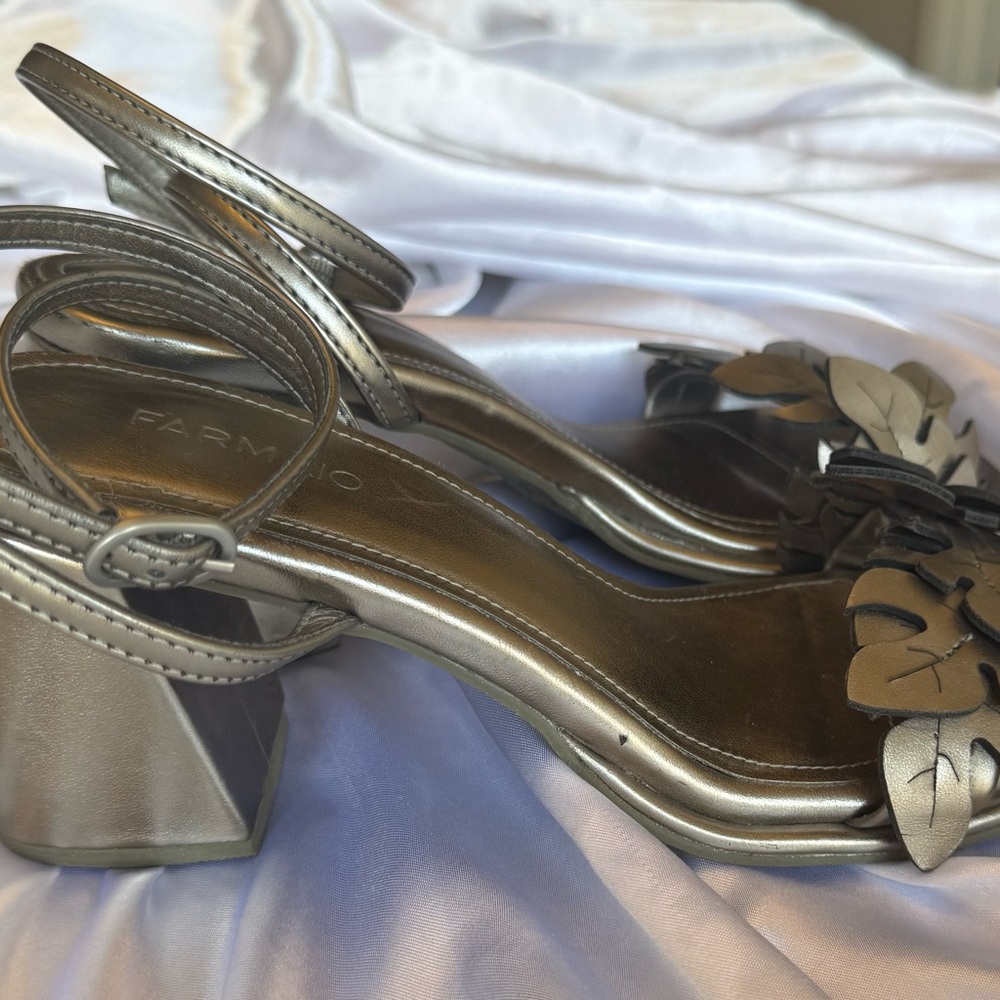 FARM Rio Gold Leaf Sandals - Picture 9 of 11
